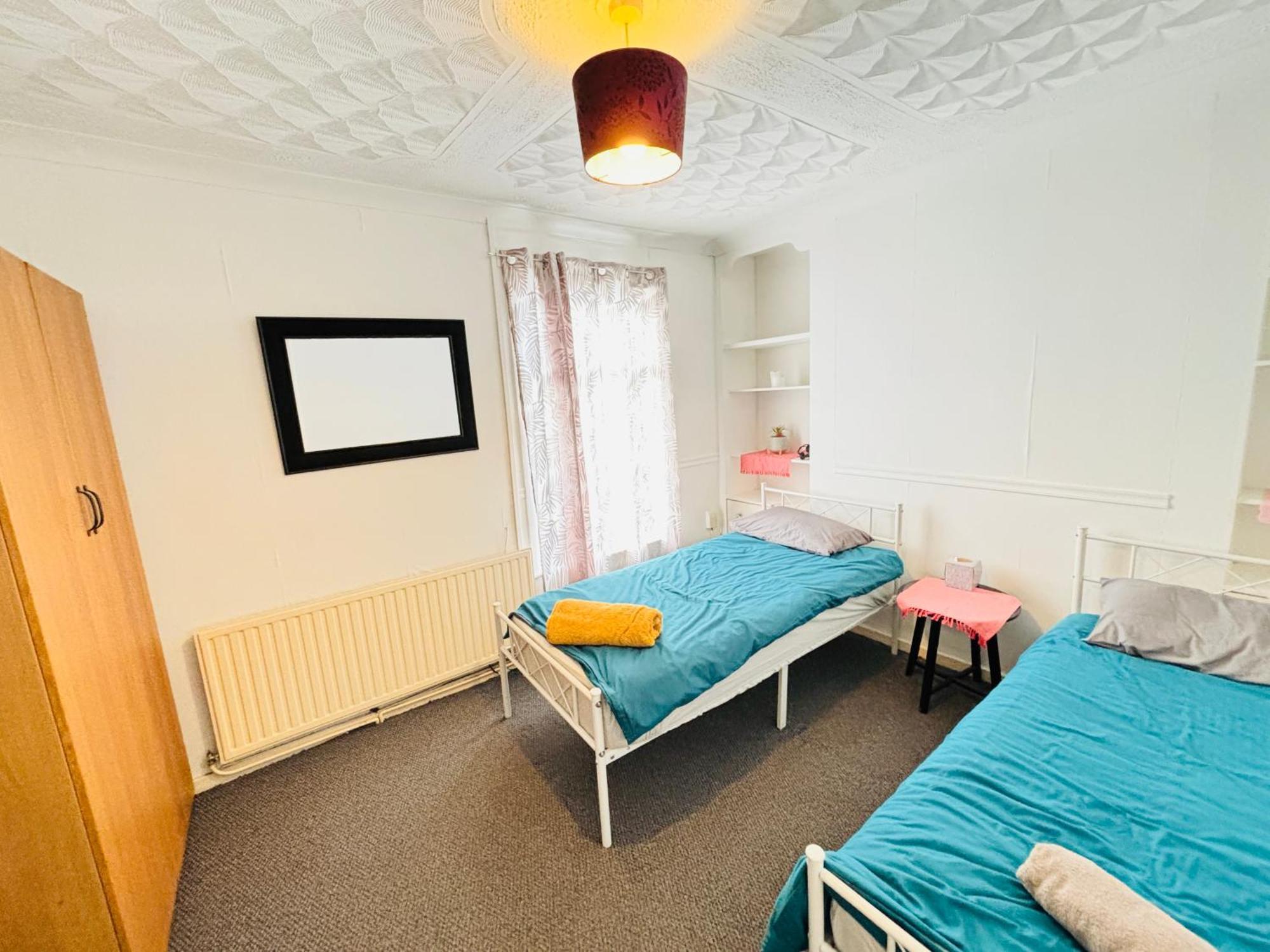 Entire 3 Bedroom House- Free Parking Ливерпуль Экстерьер фото